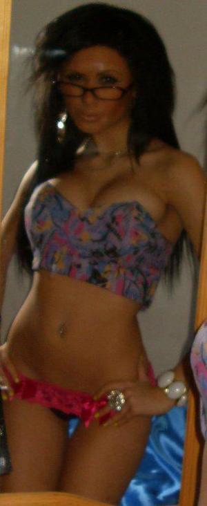 28-Year-Old New York Girl Janet Craves Mature Attention
