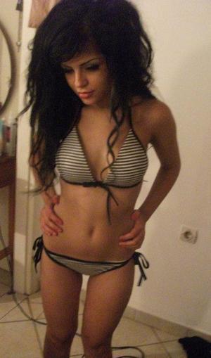 Voncile from Niagara Falls, New York is looking for adult webcam chat