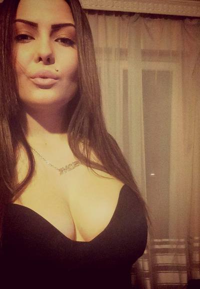 Meet 23-Year-Old Leticia from Louisiana, She's Online Now