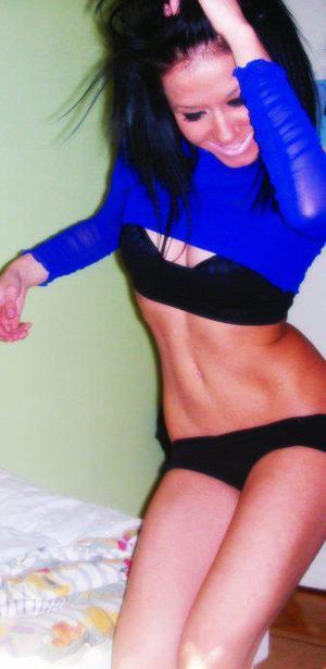 Noelle, 18, California Girl Seeks Discreet Encounters