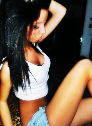 North Carolina Babe Nia, 21, Wants to Meet Older Men