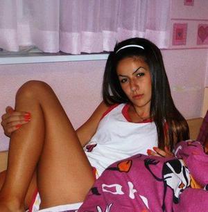 Pennsylvania Babe Camryn, 25, Wants to Meet Older Men