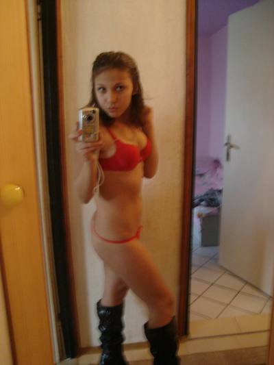 Discreet California Girl Yvonne (29) Wants Mature Company