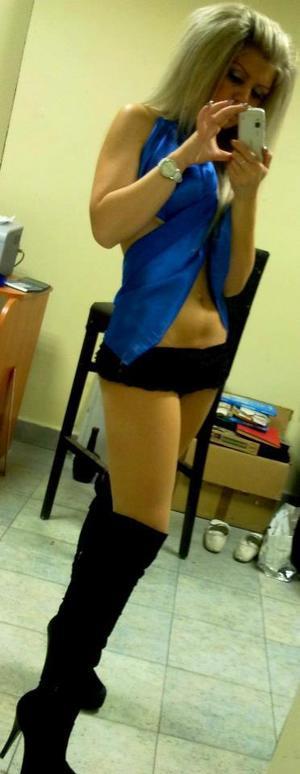 25-Year-Old Araceli from Texas Wants Mature Play