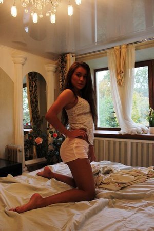 Ontario Babe Hillary, 22, Wants to Meet Older Men