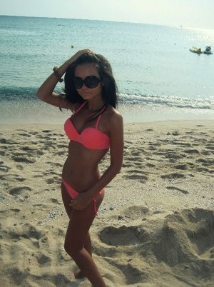 19-Year-Old Aylin from Florida Wants Mature Play